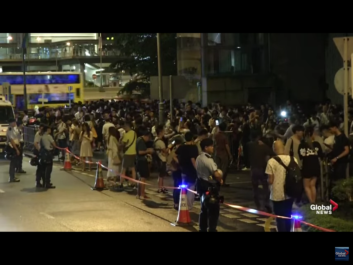 香港政府修訂《逃犯條例》引爆民怨，百萬市民湧上街頭抗議。該條例今（12）日二讀前夕，民陣呼籲市民今（12）日包圍立法會，迫使政府撤回草案，並發動下周一大罷課、罷工、罷市，直至周四表決。 圖：翻攝自Youtube