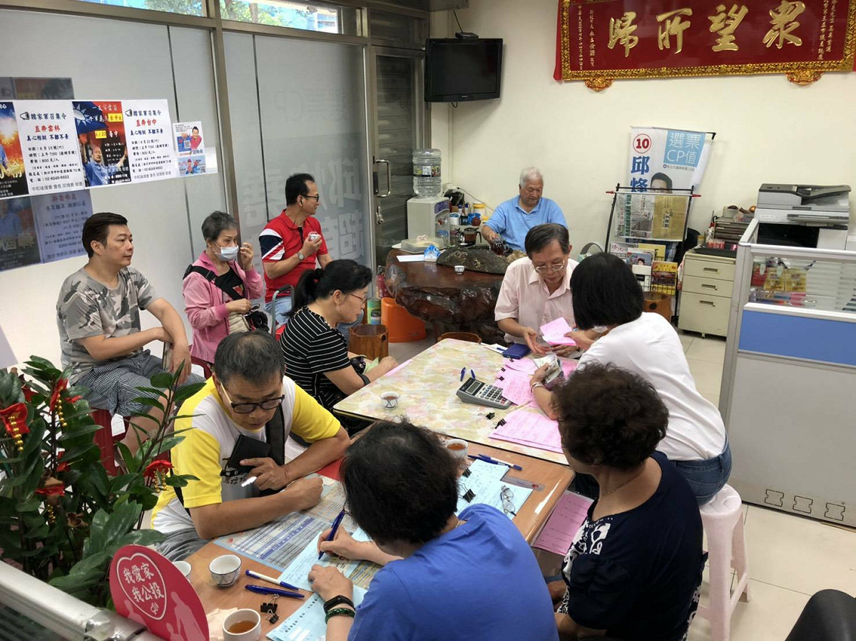 挺韓中和後援會的志工，連日為處理韓粉會師，忙得不可開交。  圖：邱烽堯服務處/提供