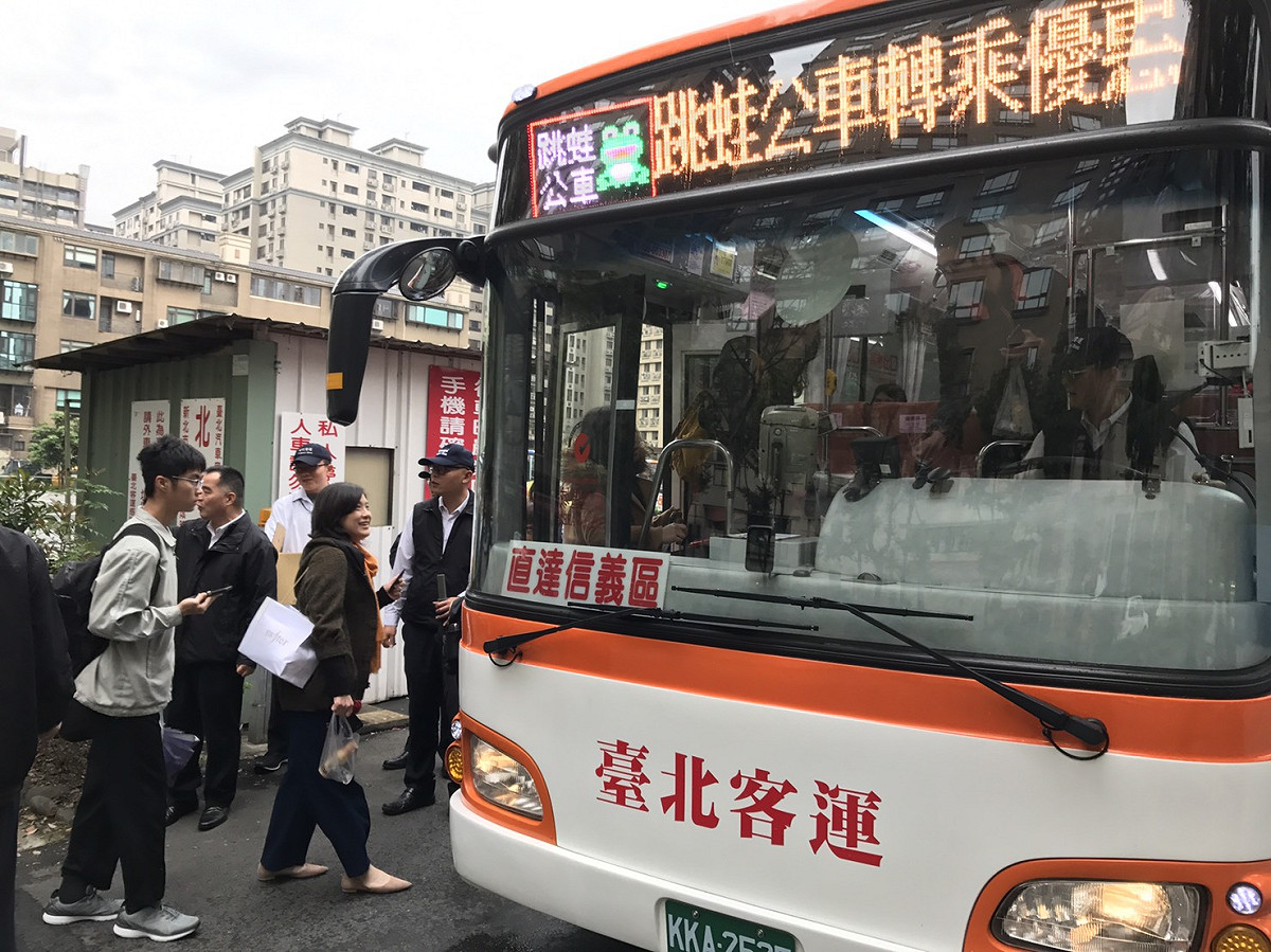 台北市公運處今日宣佈新增「捷運內湖—市政府」路線通勤專車，須20人以上預購才開通。（示意圖） 圖：新北市交通局／提供