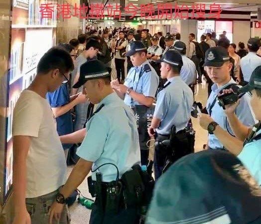 野百合學運領袖范雲在昨晚分享出港警在金鐘地鐵站對民眾搜身的照片，並指出有香港朋友說道，解放軍換上港警服，引發許多網友議論。 圖：翻攝自范雲臉書粉絲團