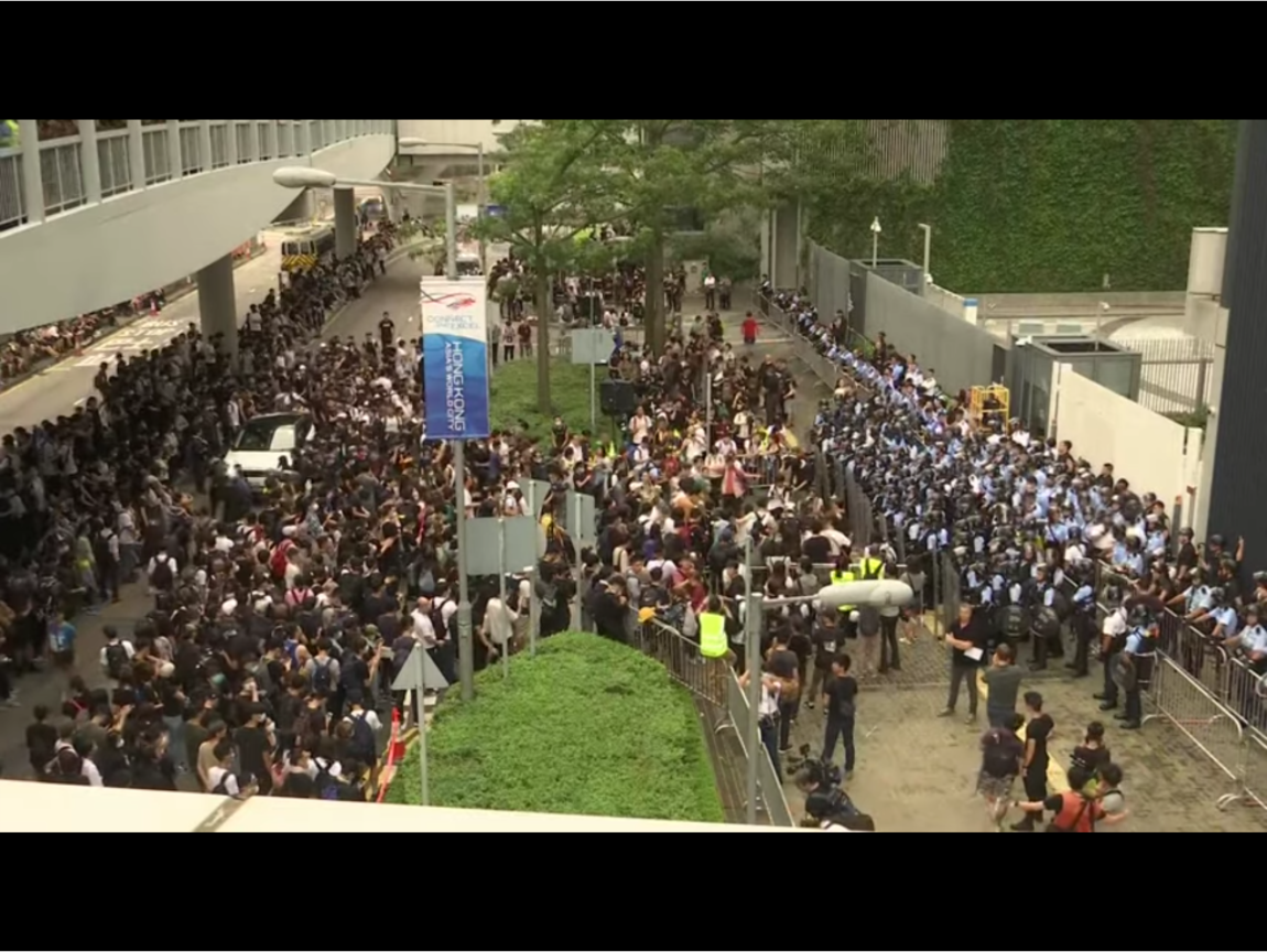全香港已有約1000家店鋪響應罷市，另有罷課與罷工相呼應。金鐘地區主要的8條幹道上午全被占領，重演2014年「佔中」景象，包圍在立法會和政府總部的大學生已超過一萬人，但防暴警察還沒有清場動作。 圖：翻攝自Youtube