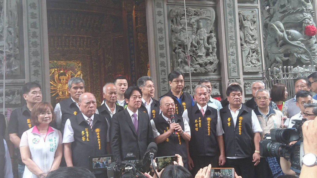 賴清德上午至林口竹林寺參拜，包括陳文治、賴秋媚 、陳世榮、戴瑋珊和張錦豪共5位議員到場陪同支持。 圖：賴清德辦公室提供