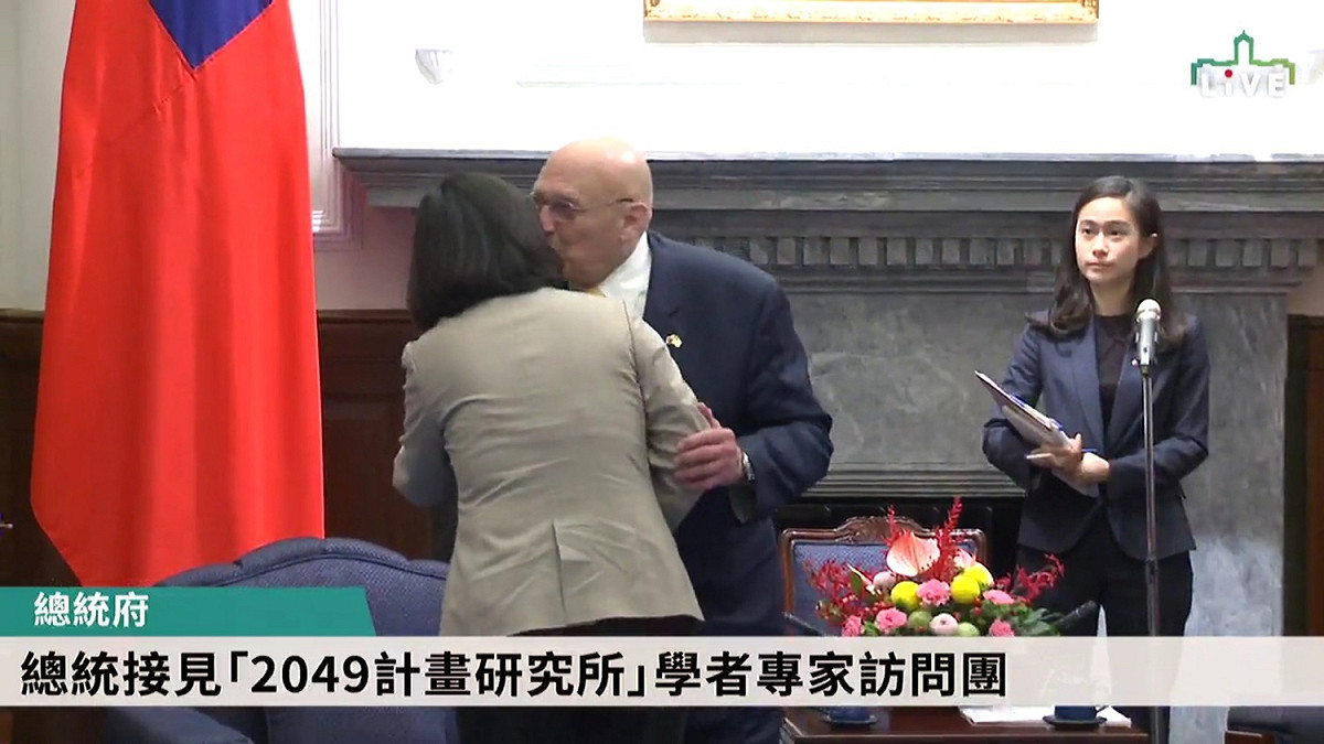 美國前副國務卿阿米塔吉12日輕吻總統蔡英文臉頰表示友善。 圖：翻拍自蔡英文臉書
