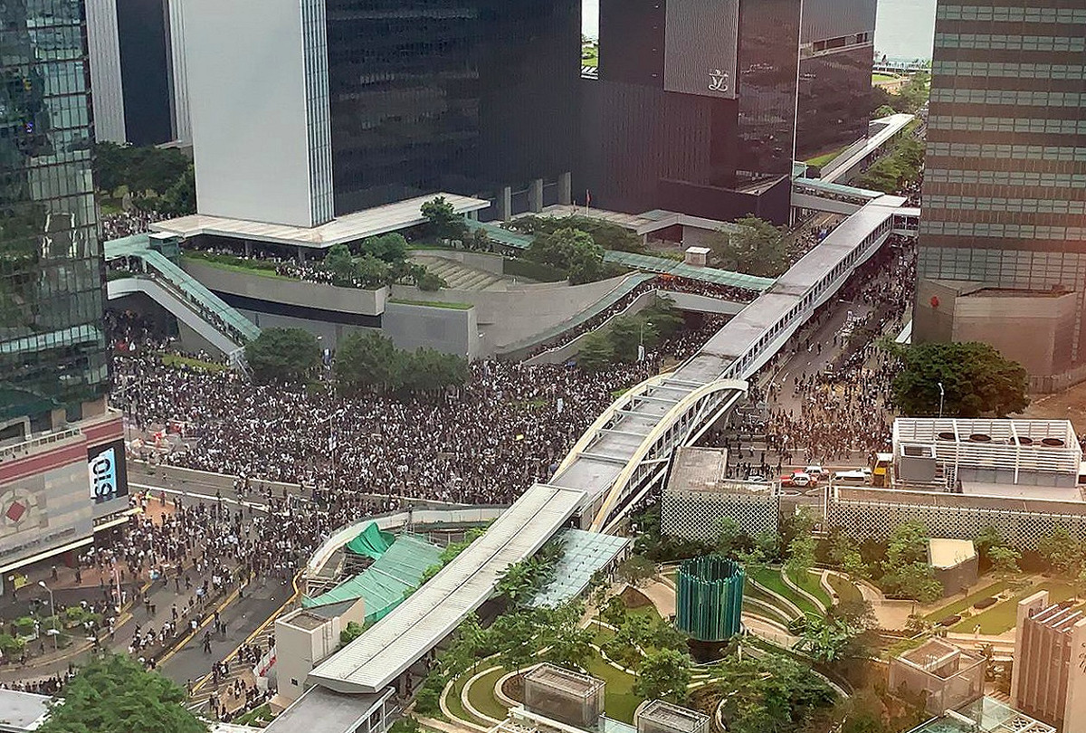香港「反送中」示威，逾萬名學生占領金鐘地區主要8條幹，重演2014年「占中」景象。 圖：翻攝范國威 Gary Fan臉書