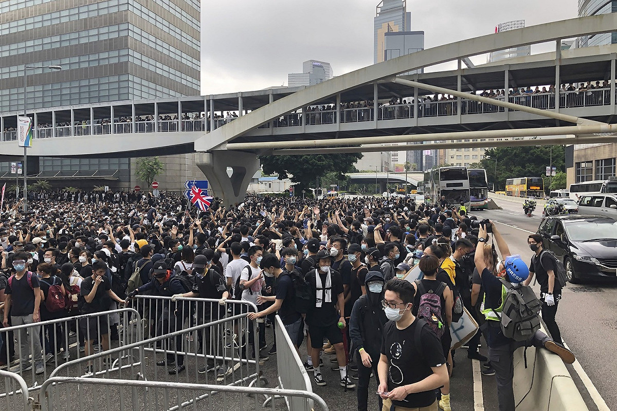 百萬港人反送中怒吼拿下首勝！香港立法會原訂今（12）日上午11時起，進行《逃犯條例》二讀程序，但因受到數以萬計的大學生和市民上街，包圍立法會和政府總部的影響，立法會剛剛發出通知，正式宣布會議將延後召開，時間另行通知。 圖：達志影像/美聯社