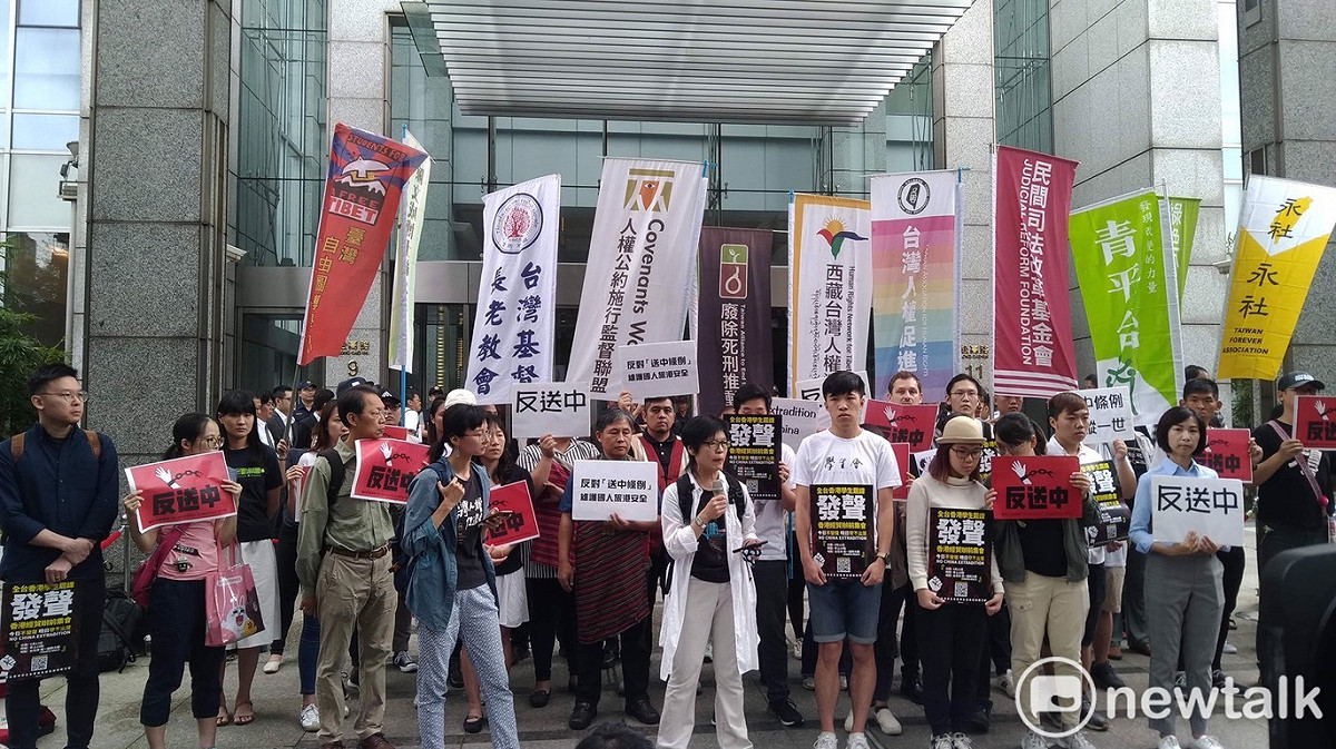 在台香港留學生今天也與台灣人權促進會等NGO組織，一同在台北市香港經貿辦事處下抗議，聲援反送中。 圖：張龍僑/攝