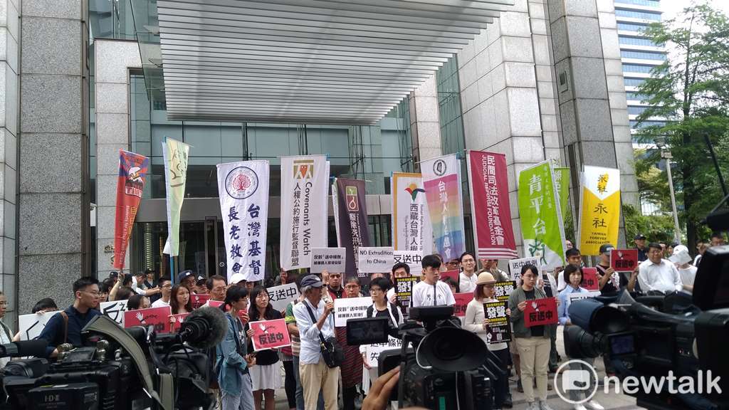 銅鑼灣書店店長林榮基也來到現場，表示堅決港府強推違反人權的《逃犯條例》。 圖：張龍僑/攝
