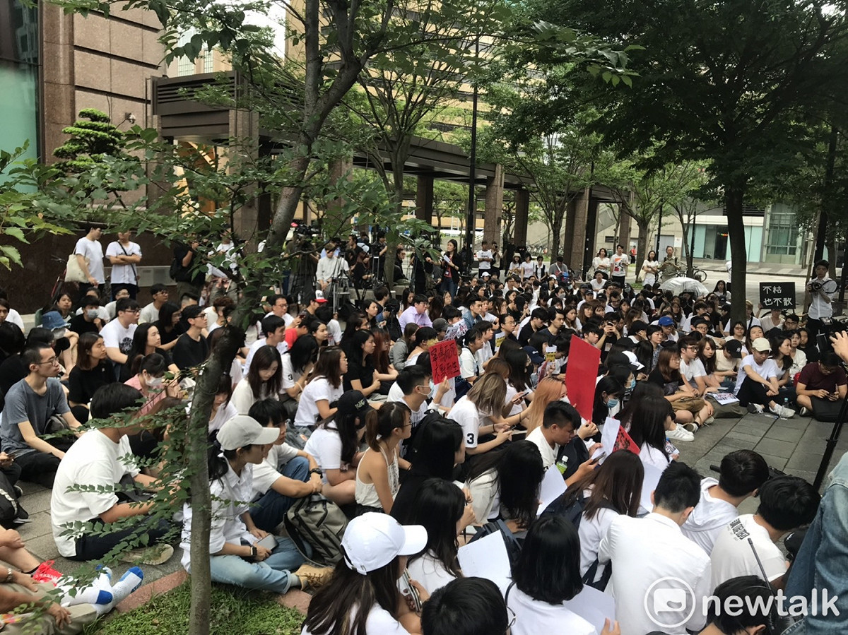 在台香港留學生今天也與台灣人權促進會等NGO組織，一同在台北市香港經貿辦事處下抗議，聲援反送中。 圖：周煊惠/攝