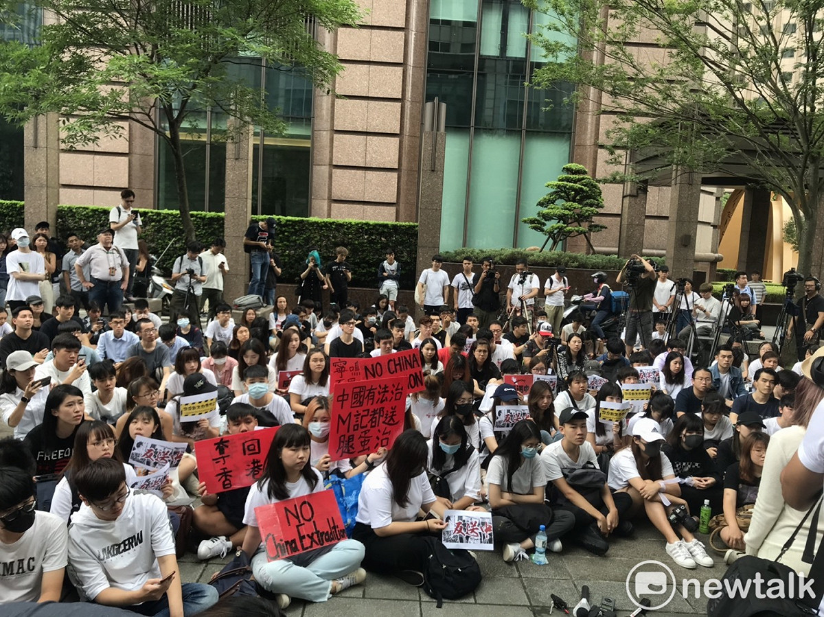 在台香港留學生今天也與台灣人權促進會等NGO組織，一同在台北市香港經貿辦事處下抗議，聲援反送中。 圖：周煊惠/攝