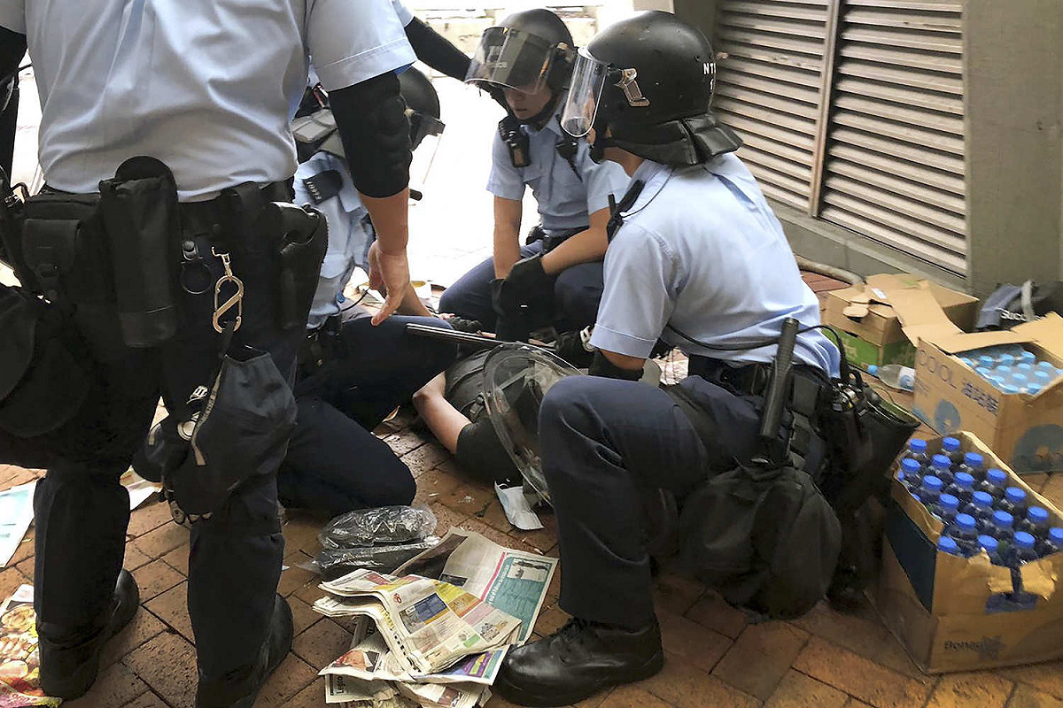 港警將民眾壓制在地。 圖：達志影像/美聯社