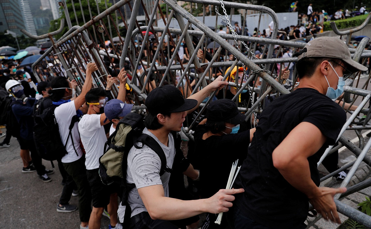 反送中群眾欲將拒馬搬離，立法會宣布議程延期。圖：達志影像/路透社 圖：達志影像/路透社