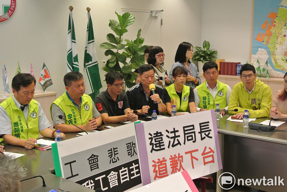 台中市前任及現任總工會理事長率幹部到市議會陳情，要求勞工局長下台。 圖 : 唐復年/攝