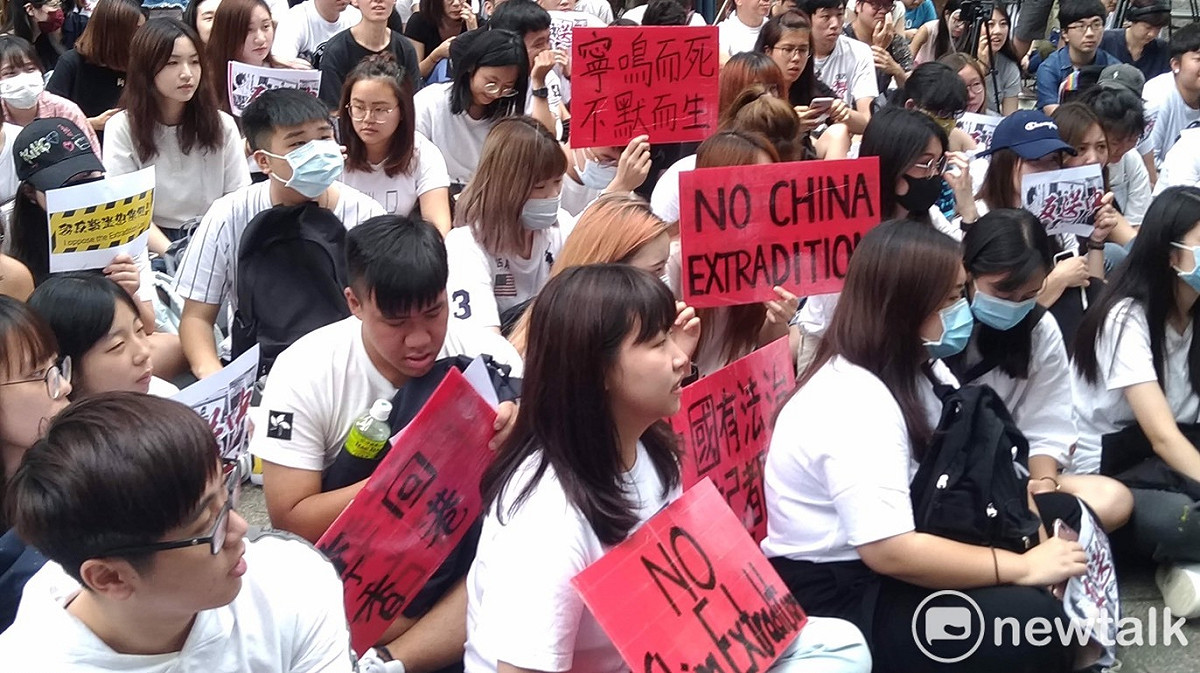 在台香港留學生今天也與台灣人權促進會等NGO組織，一同在台北市香港經貿辦事處下抗議，聲援反送中。 圖：張龍僑/攝