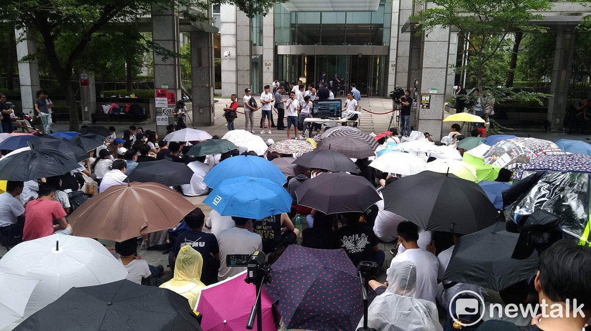 現場雖飄起雨來，香港留學生們力挺反送中的精神仍然不減。 圖：張龍僑/攝
