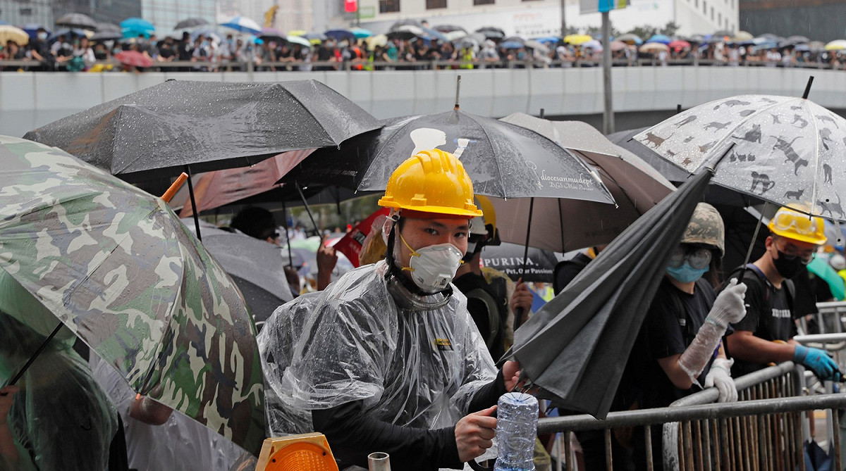 香港「反送中」抗議運動持續延燒，港民今日包圍立法會綜合大樓，試圖想闖進大樓內，但遭港警鎮壓，兩方依舊僵持著。 圖：達志影像/美聯社