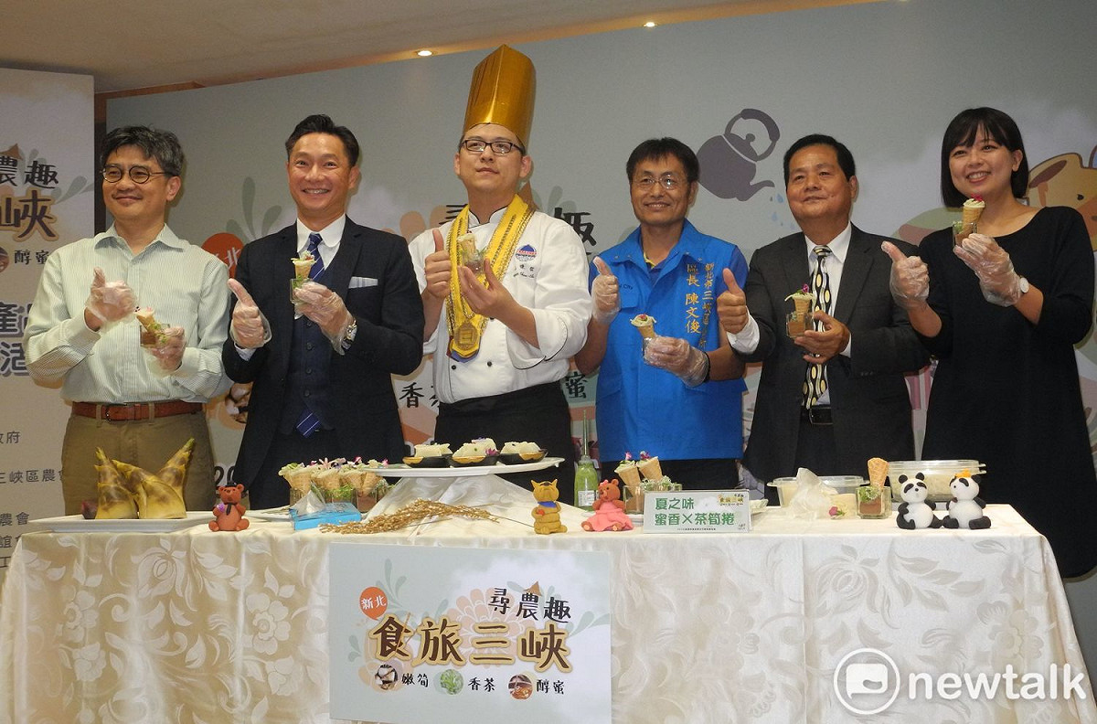 謝祖武（左二）擔任三峽農特產品推廣大使，與農業局長李玟（左起）、主廚及三峽區長陳文俊、三峽農會理事長林文良、市議員江怡臻一起製作蜜香茶筍。  圖：王峻昌/攝