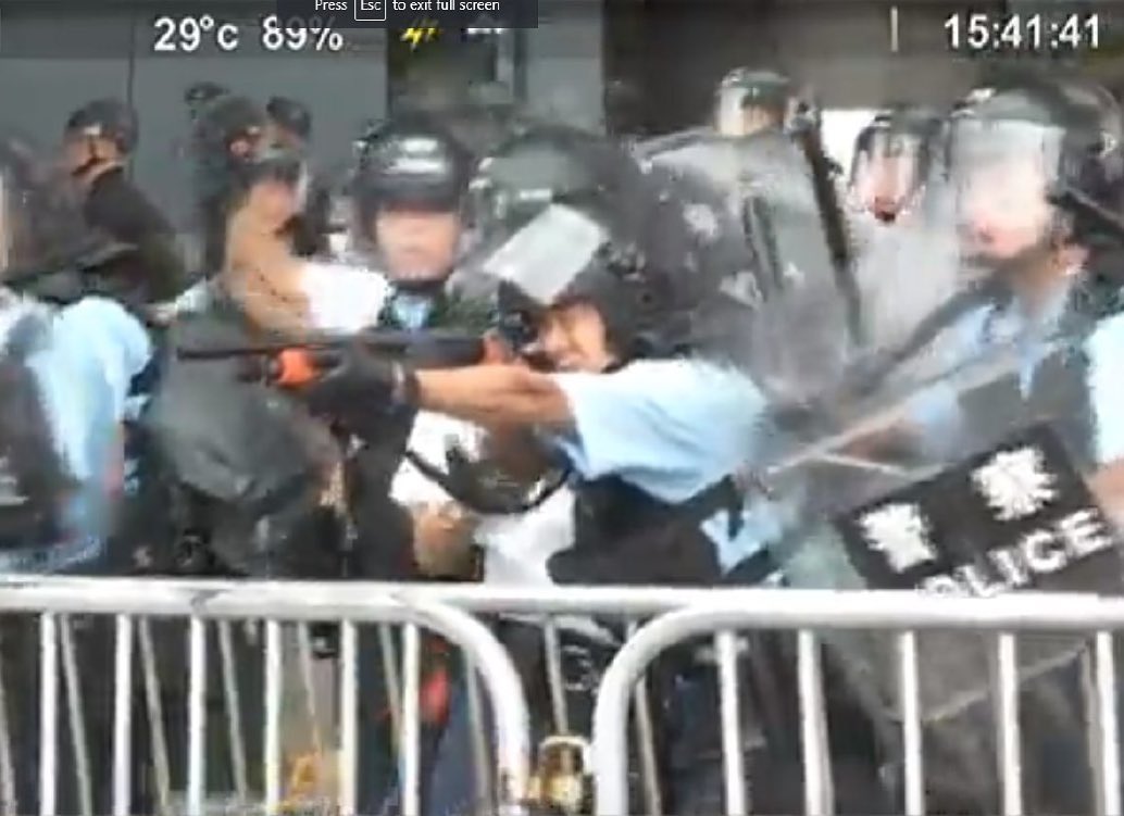 港警向示威者發射布袋彈。 圖：翻攝自范國威 Gary Fan臉書