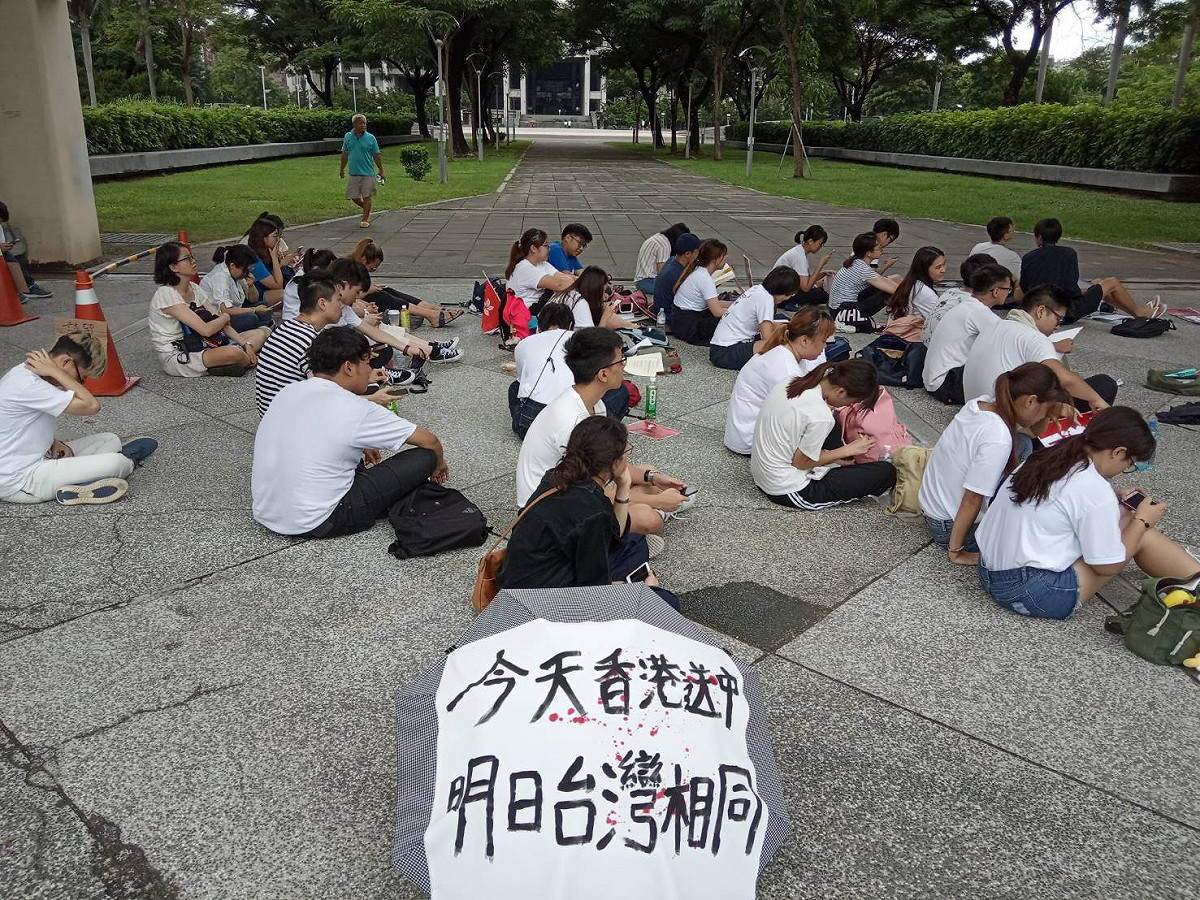 高雄港生在文化中心前靜坐抗議。 圖：孫家銘／攝