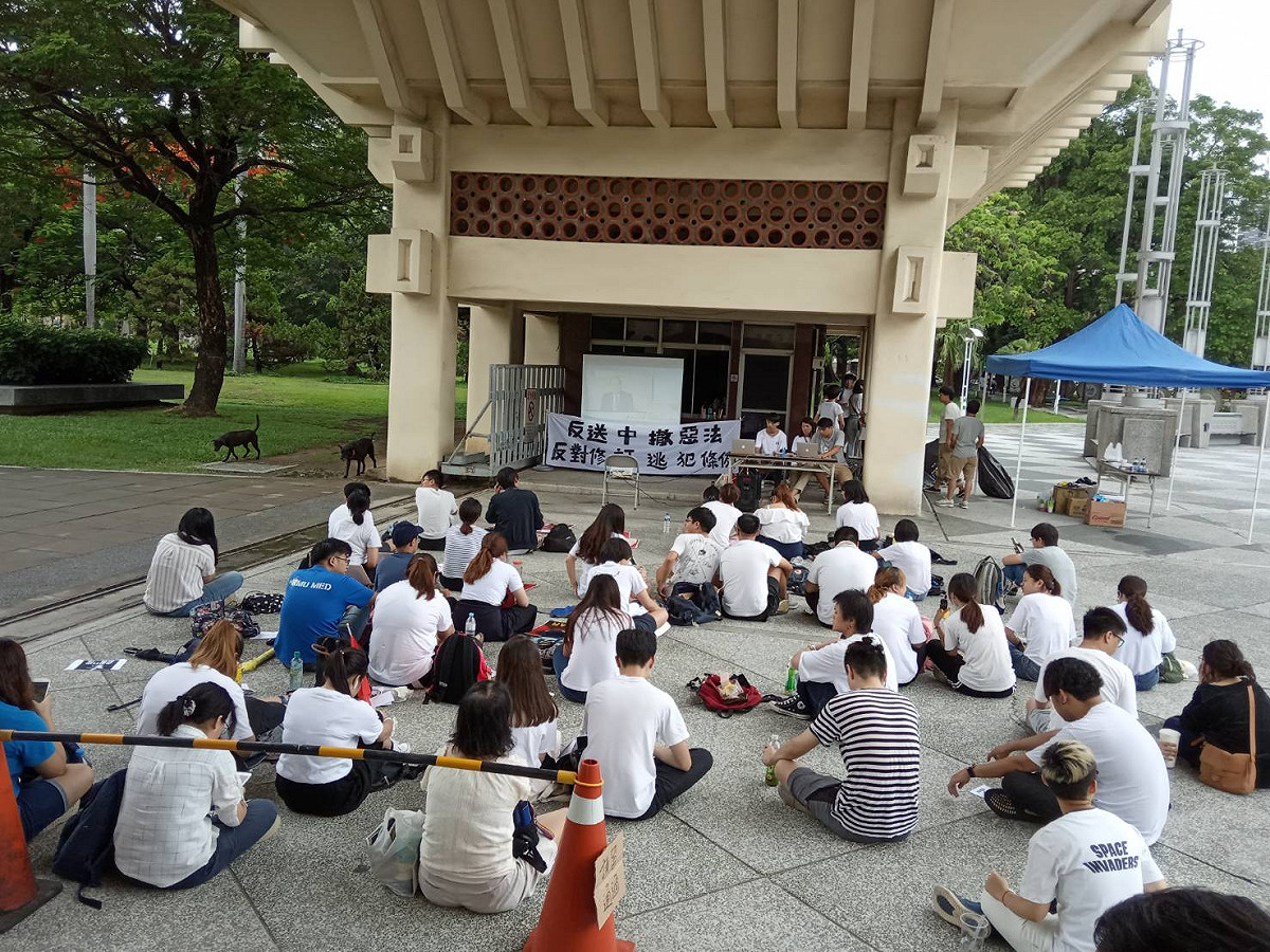高雄港生在文化中心前觀看立法會直播。 圖：孫家銘／攝