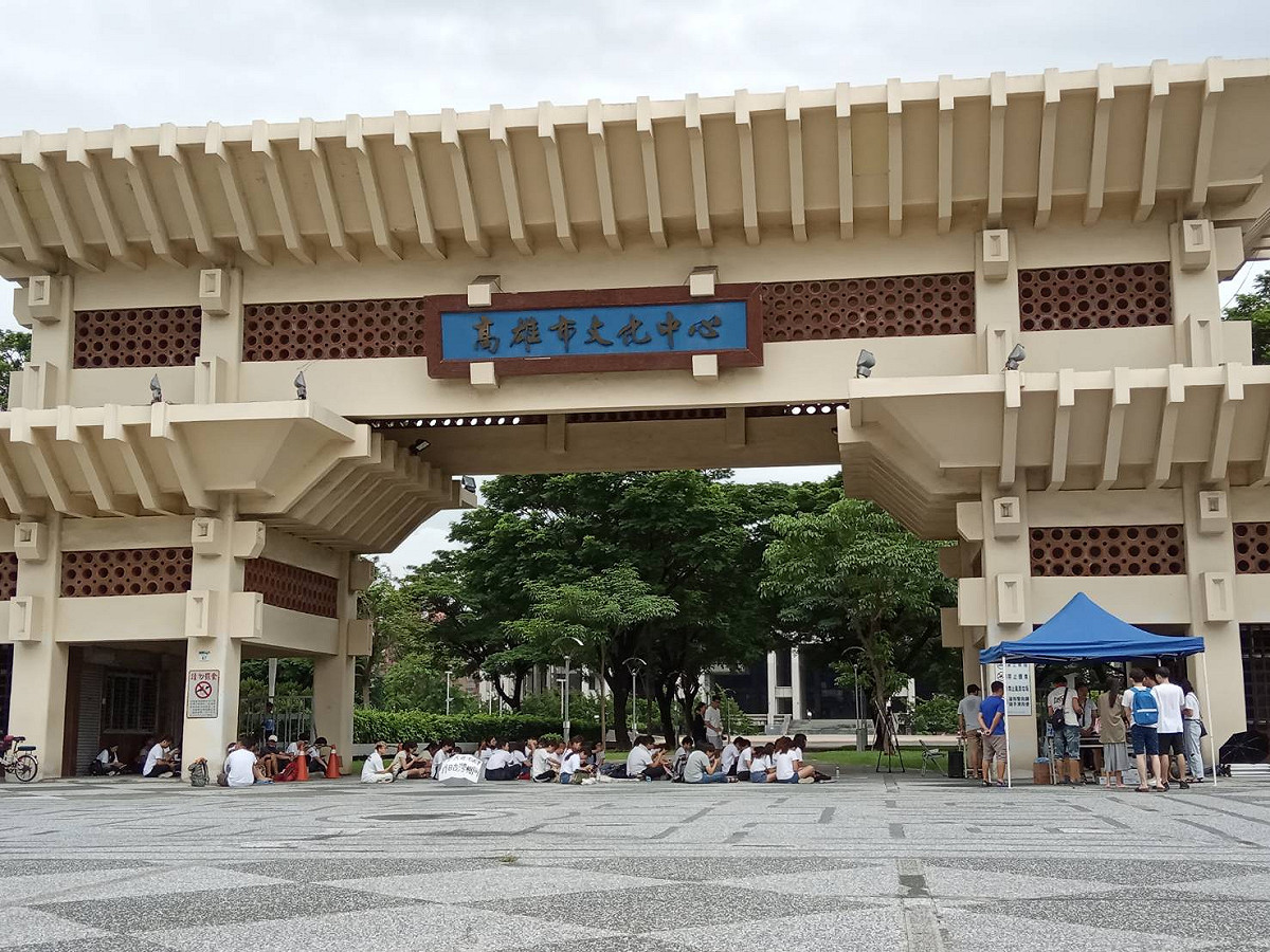 高雄港生在文化中心前舉行反送中靜坐抗議。 圖：孫家銘／攝