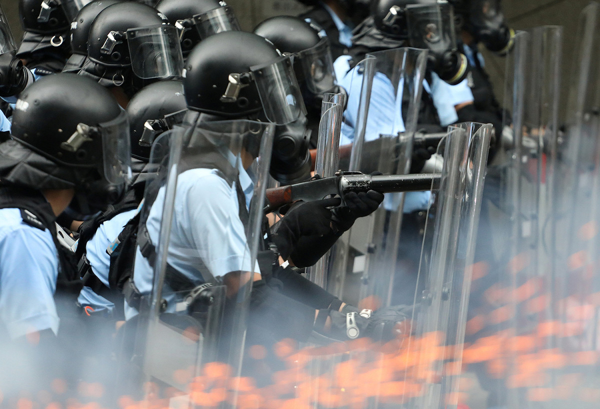 反送中造成嚴重警民衝突，警方手持槍械，情勢緊張。 圖：達志影像/路透社