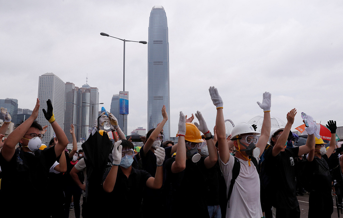 港府力推《逃犯條例》導致大批民眾為反送中走上街頭並與警方對峙。 圖：達志影像/路透社
