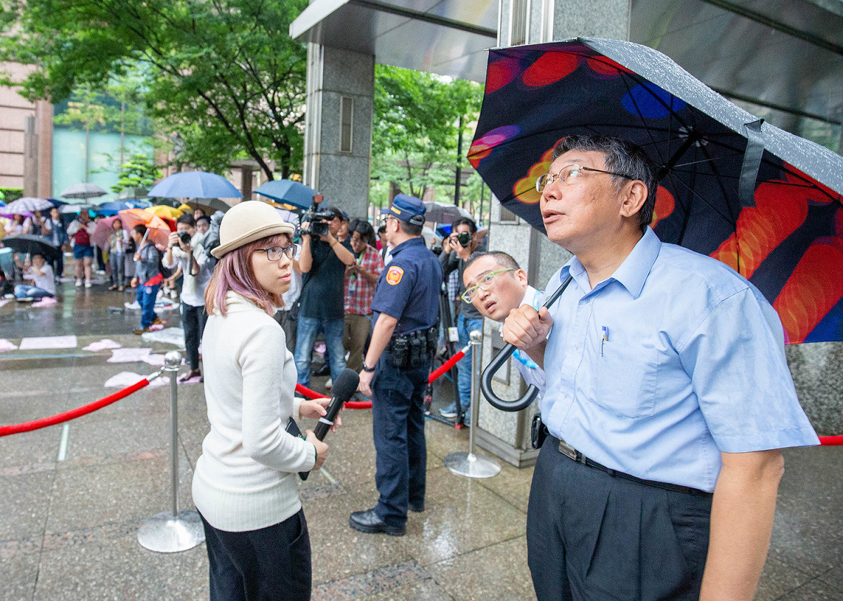 台北市長柯文哲今日前往台北的香港辦事處樓下，慰問在雨中聲援香港「反送中」的學生，卻遭嗆聲。 圖：民眾 / 提供