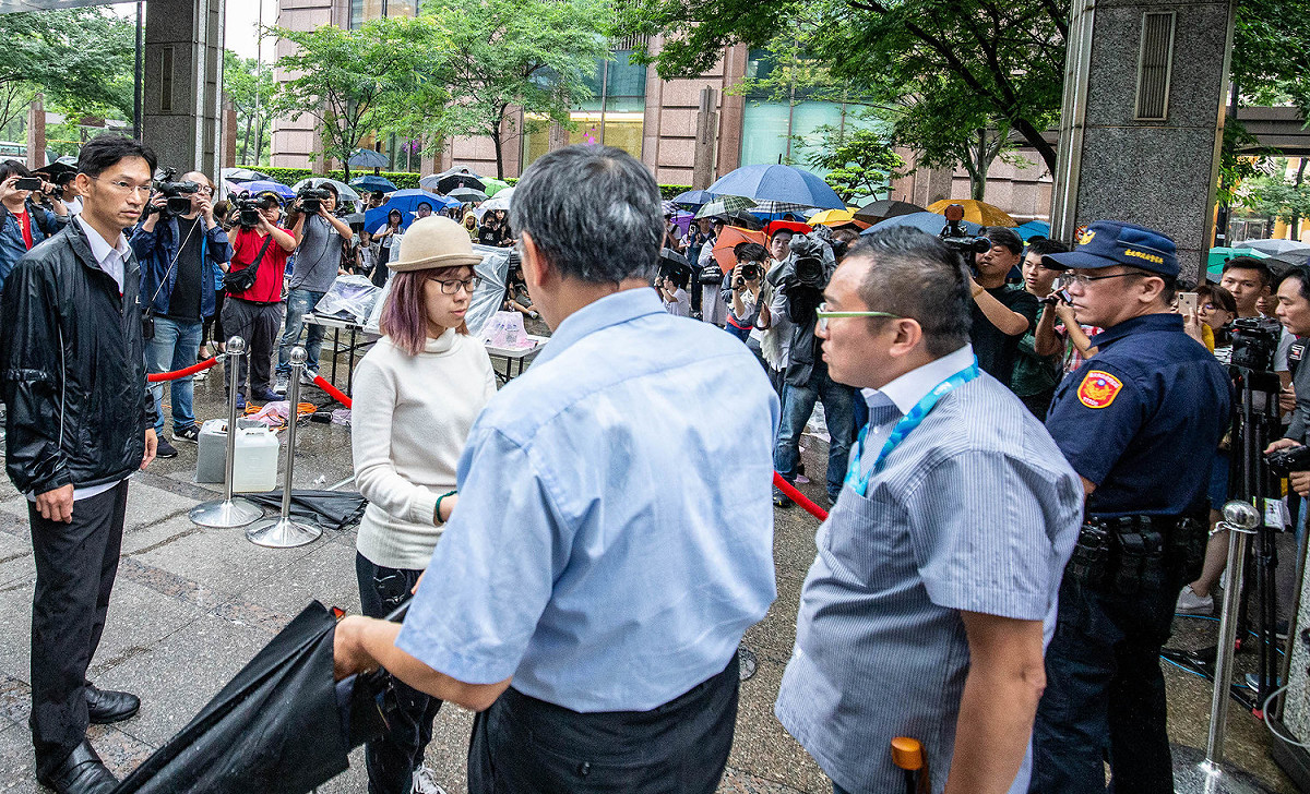 台北市長柯文哲到場後，遭台灣永社副秘書長洪崇晏看見後，衝上去嗆聲「這就是你要的一國兩制嗎？」「不是不要理他們就好了？」 圖：民眾 / 提供