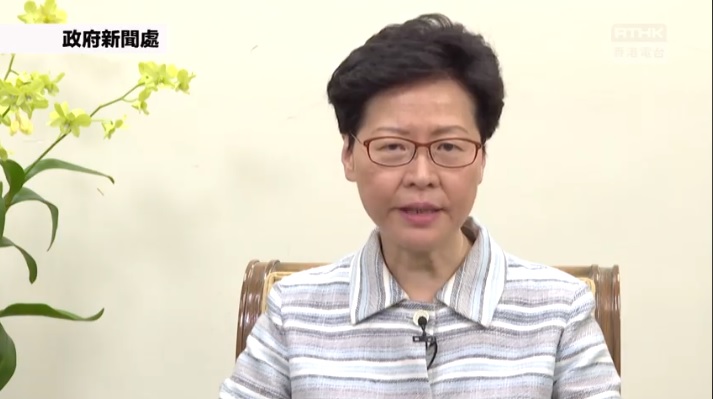 香港特區行政長官林鄭月娥今晚通過政府新聞處發表視像講話，譴責示威者破壞社會安寧。 圖：翻攝自香港政府新聞處影片