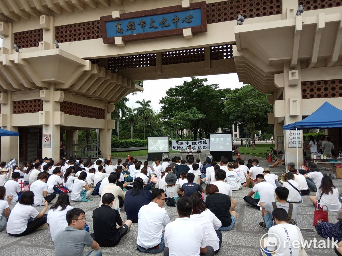 靜坐學生在傍晚時已突破百人。 圖：孫家銘／攝