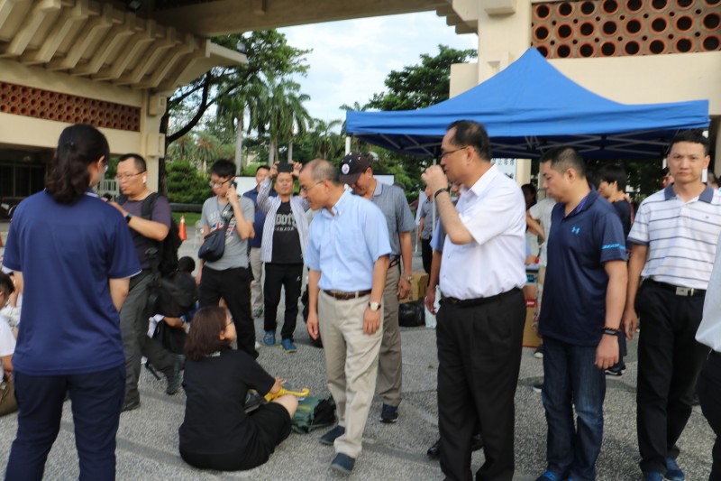 高雄市副市長葉匡時(中)傍晚五點多快閃探視學生。 圖：主辦單位／提供