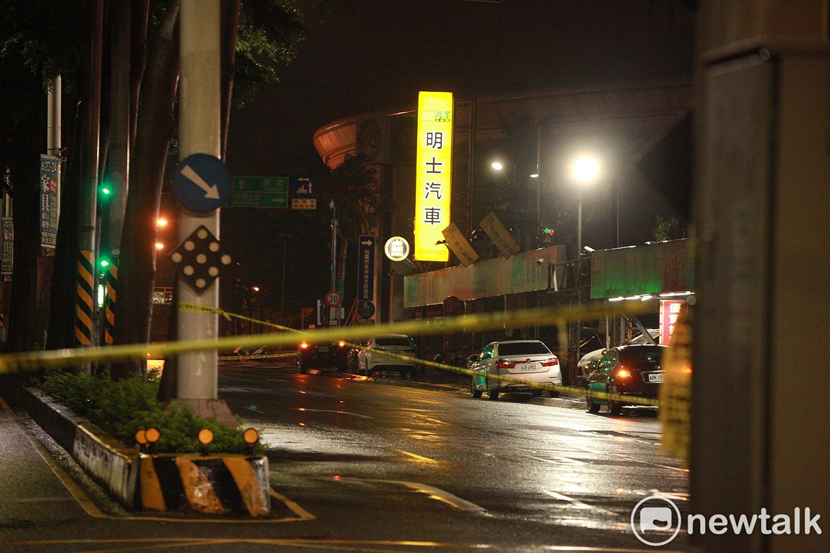 桃園市12日晚驚傳2名歹徒持3把短槍2把長槍及手榴彈闖入位於市議會旁的中古車行，挾持正準備下班的9名員工。 圖：林昀真/攝