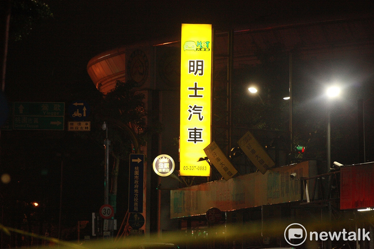 桃園市12日晚驚傳2名歹徒持3把短槍2把長槍及手榴彈闖入位於市議會旁的中古車行，挾持正準備下班的9名員工。 圖：林昀真/攝