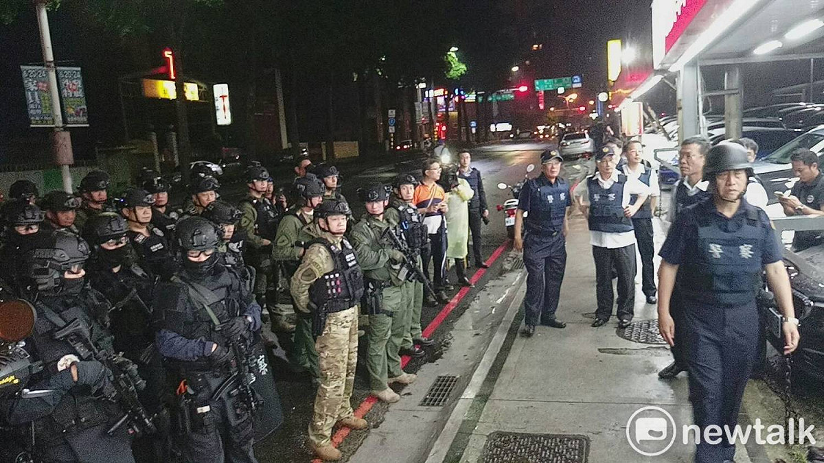 警政署長陳家欽親自坐陣，指揮上百位警力支援，經過5小時談判，9名人質全數獲釋，讓這場挾持事件安全落幕。 圖：林昀真/攝