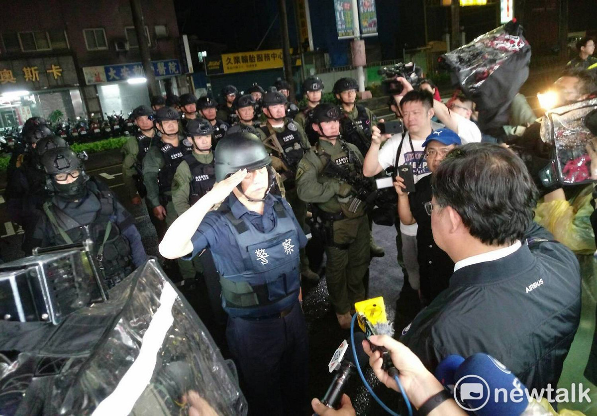 桃園市長鄭文燦至現場向所有辛苦的警力表達肯定及感謝之意。 圖：林昀真/攝