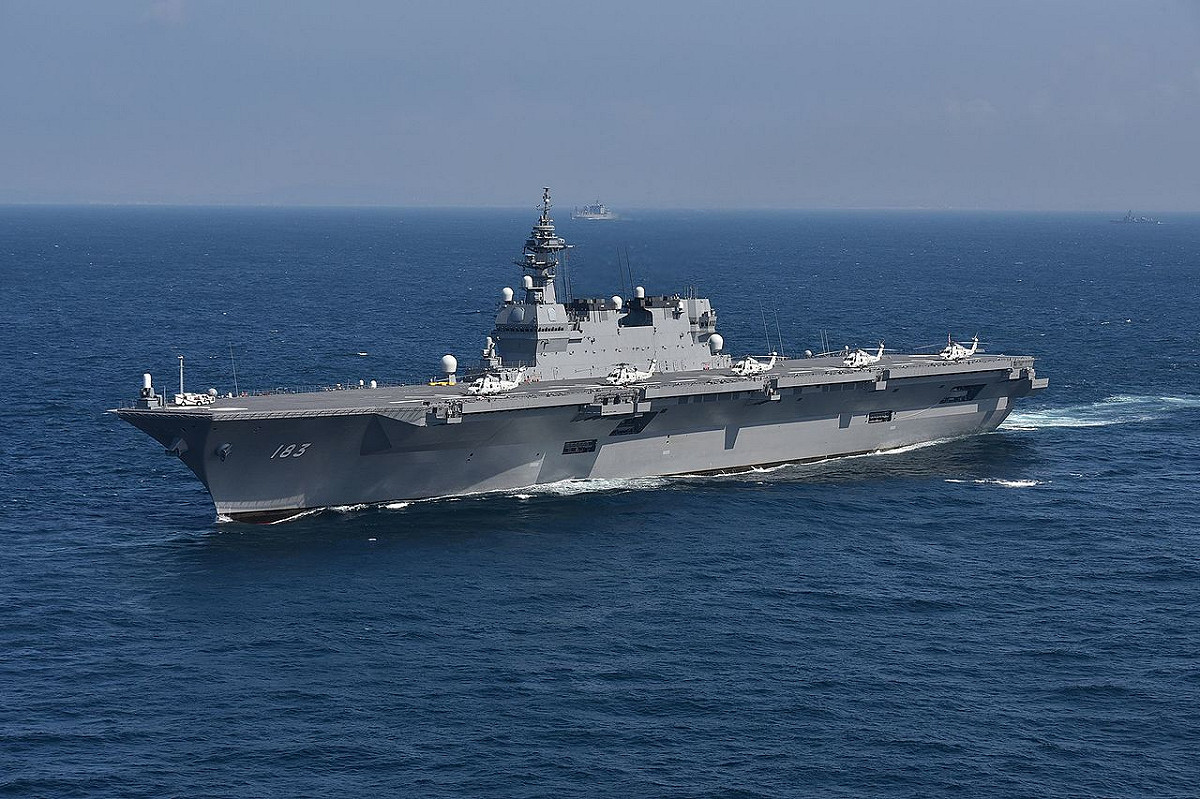 美國1艘航空母艦和3艘日本海上自衛隊護衛艦，已自10日起連3天在引發主權爭議的南海舉行聯合操演。圖為日本海上自衛隊直升機護衛艦出雲號。 圖：翻攝雷根號臉書
