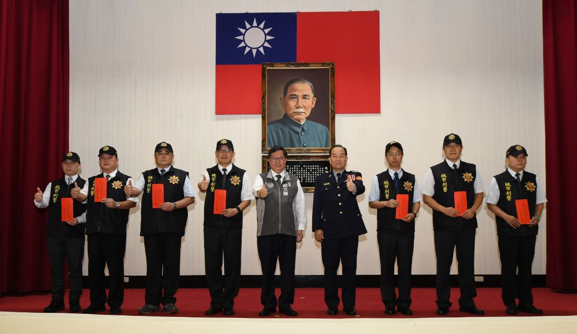 桃園12日晚間發生挾持人質事件，經5小時警方與歹徒談判，人質全數獲釋平安落幕，桃園市長鄭文燦今頒發獎金表揚有功警員。 圖：桃園市政府/提供
