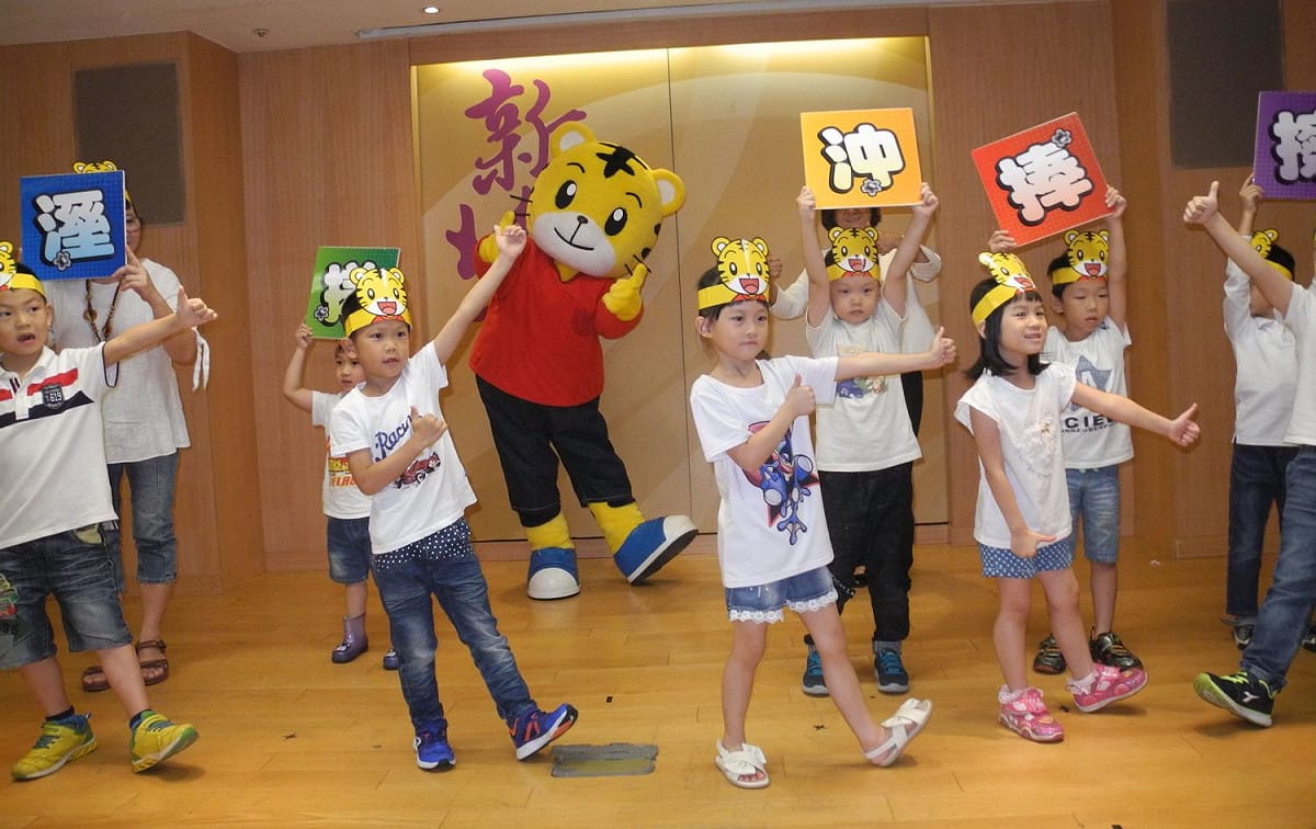 福音幼兒園小朋友們透過歌舞蹦蹦跳跳宣導「吃東西前、和小寶寶玩耍前、上廁所後、擤鼻涕後及看病前後」洗手5時機。  圖：王峻昌/攝