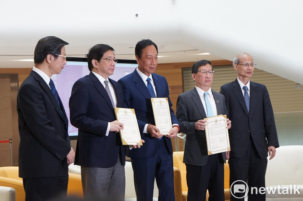 永齡基金會創辦人郭台銘與台大簽約，承諾再捐款50億元給台大癌醫中心醫院。 圖：黃建豪/攝