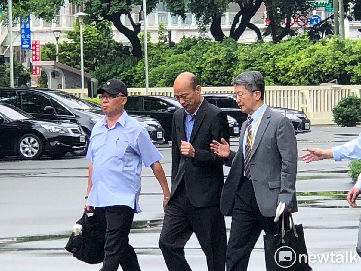 閣揆蘇貞昌今年1月就職後，就一直沒有列席行政院會的高雄市長韓國瑜(中)，今（13）天終於現身行政院，並在會後接受媒體訪問。 圖：謝莉慧/攝
