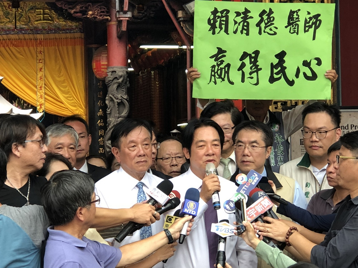 前行政院長賴清德下午1時30分前往位於台南市的台灣首廟天壇參拜，針對初選結果發表談話。 圖：黃博郎/攝