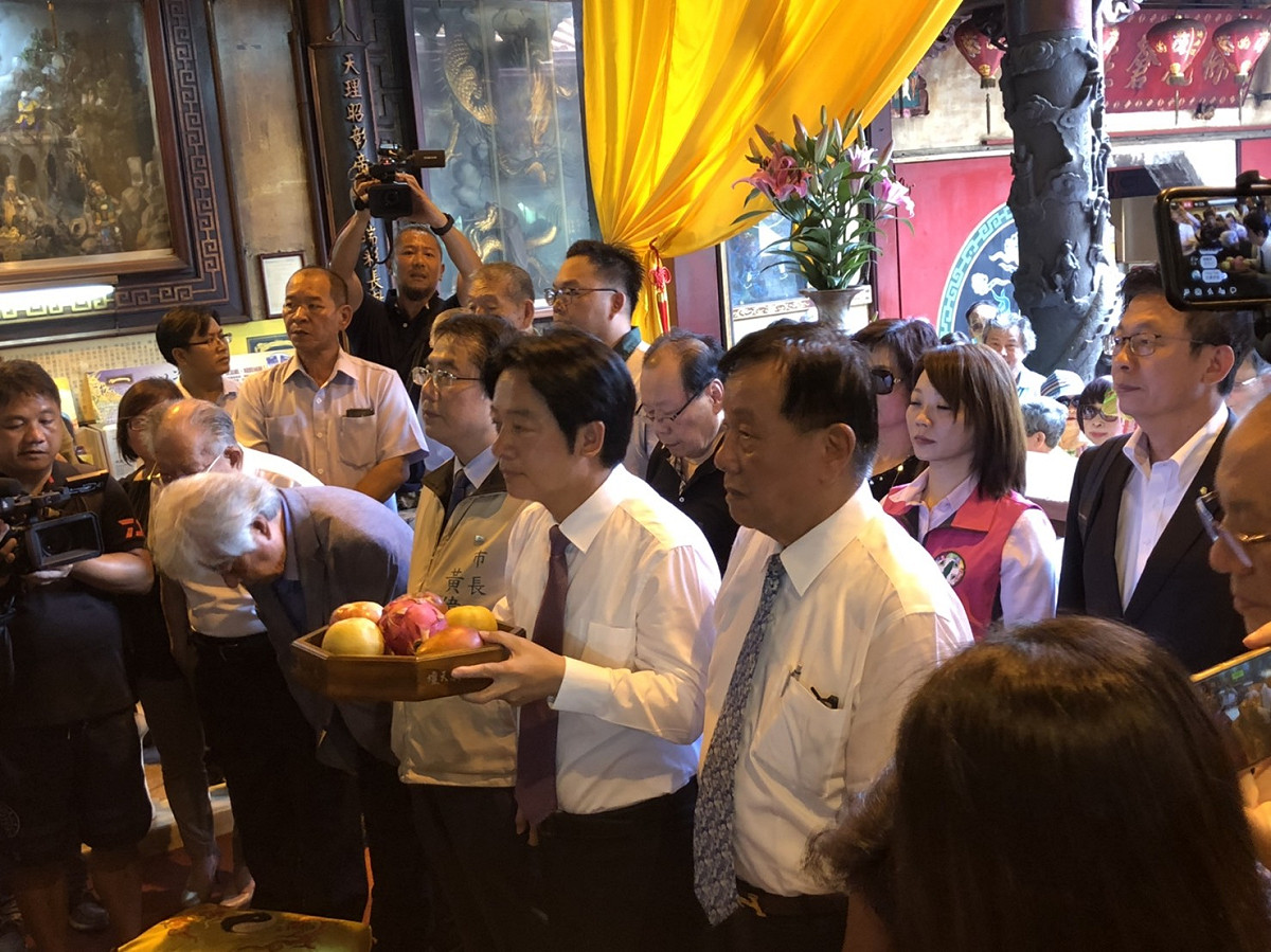 前行政院長賴清德下午1時30分前往位於台南市的台灣首廟天壇參拜，針對初選結果發表談話。 圖：黃博郎/攝