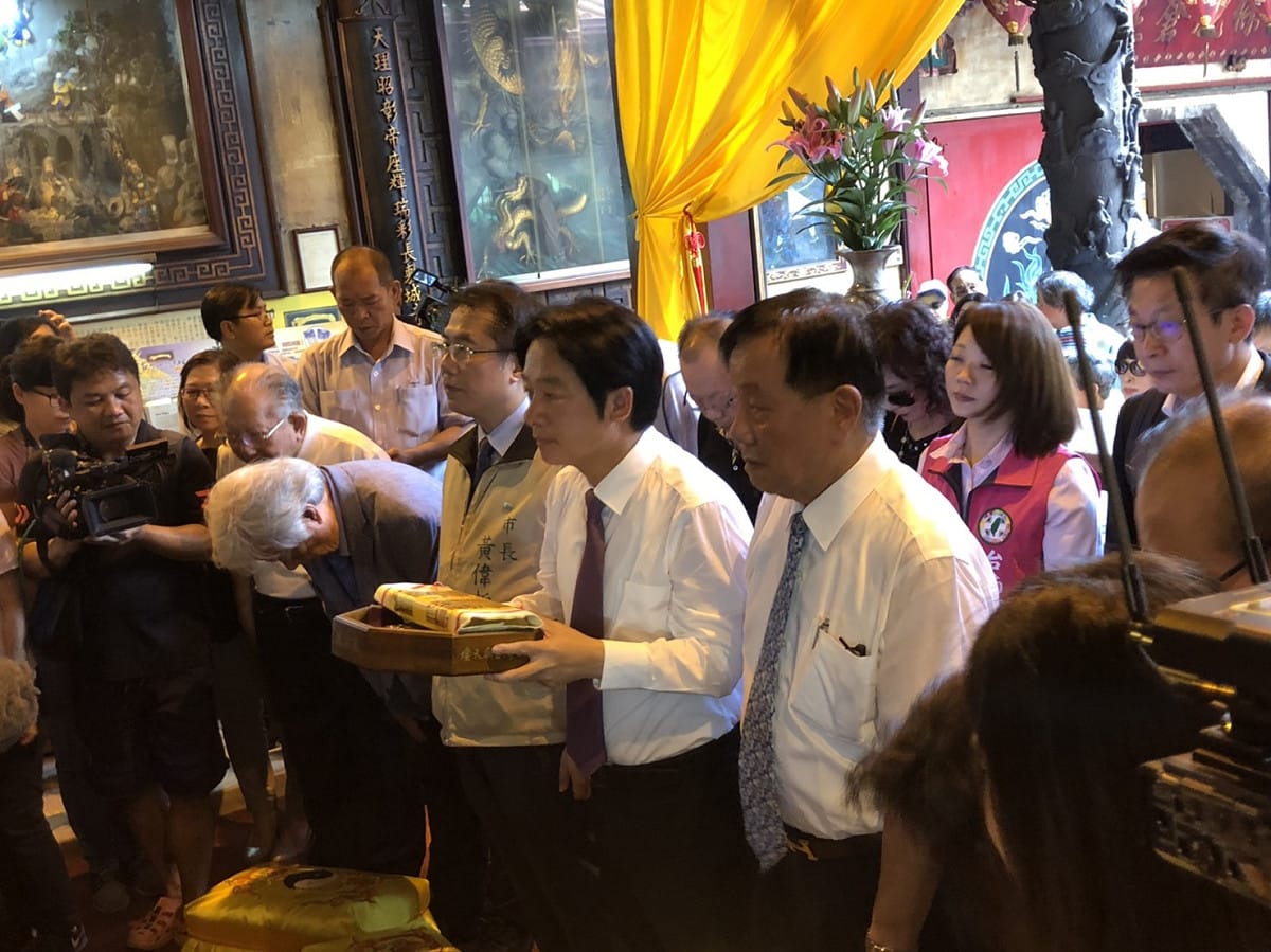 賴清德於台南市台灣首廟天壇參拜畫面。 圖：黃博郎/攝