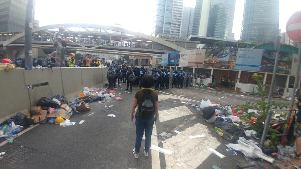 香港媽媽獨自走向大批武力戒備的員警。 圖：翻攝自 網友Tsang Chi Ho 臉書