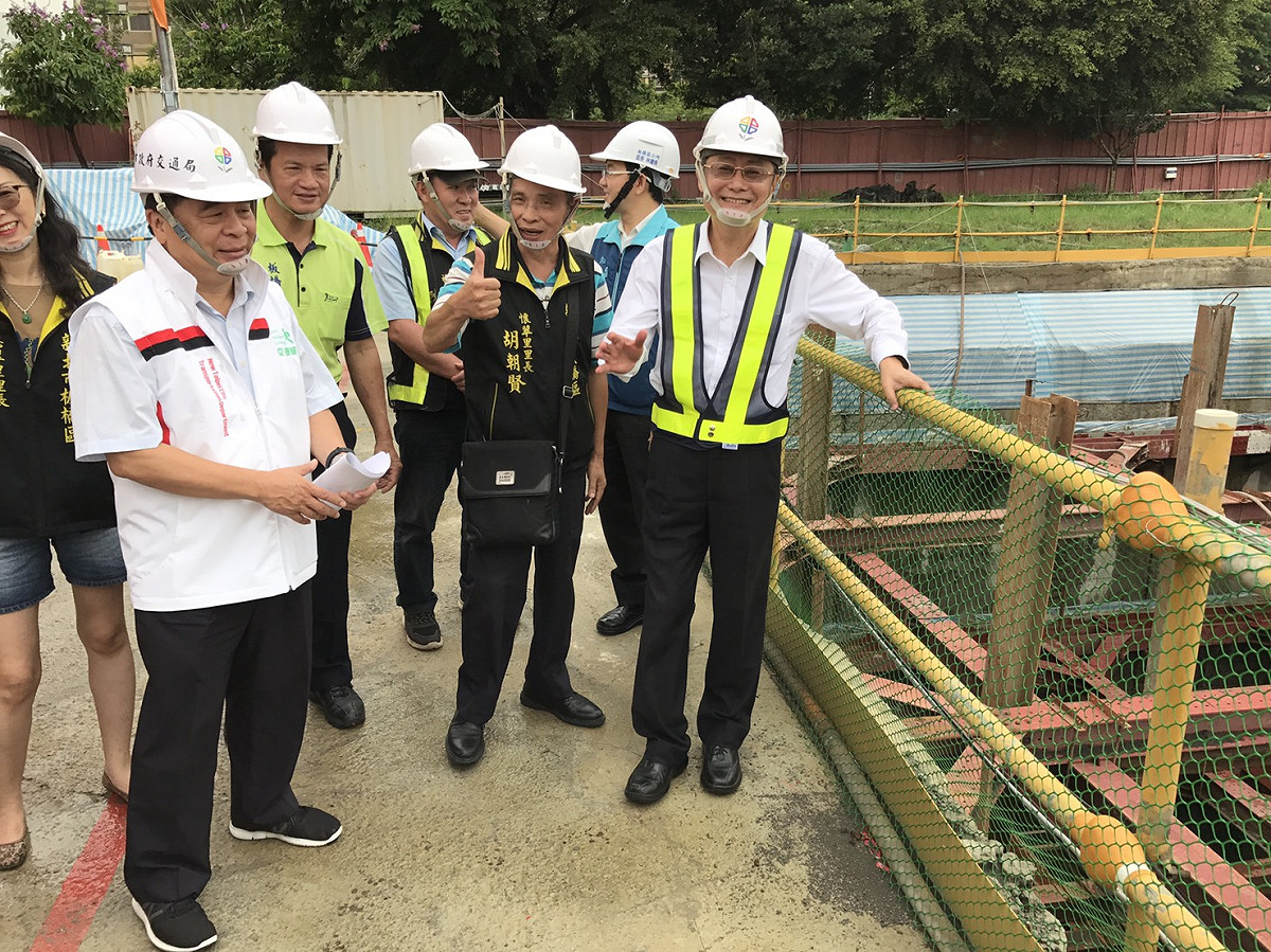 新北市副市長陳純敬（右一）、交通局長鍾鳴時（左二）等人，視察板橋音樂公園地下停車場工程。  圖：新北市交通局/提供
