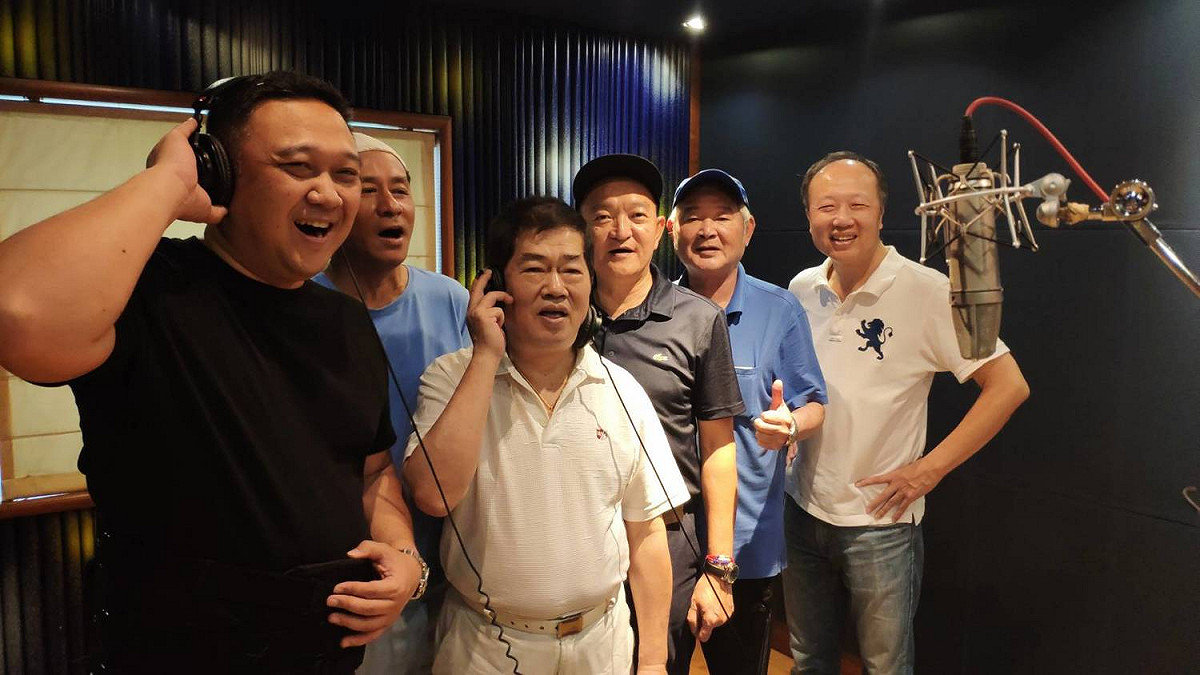 知名音樂人孫建平（左三）與老韓粉合唱團，15日將赴雲林挺韓大會師演唱台語歌「牽阮的手」。 圖：邱烽堯/提供
