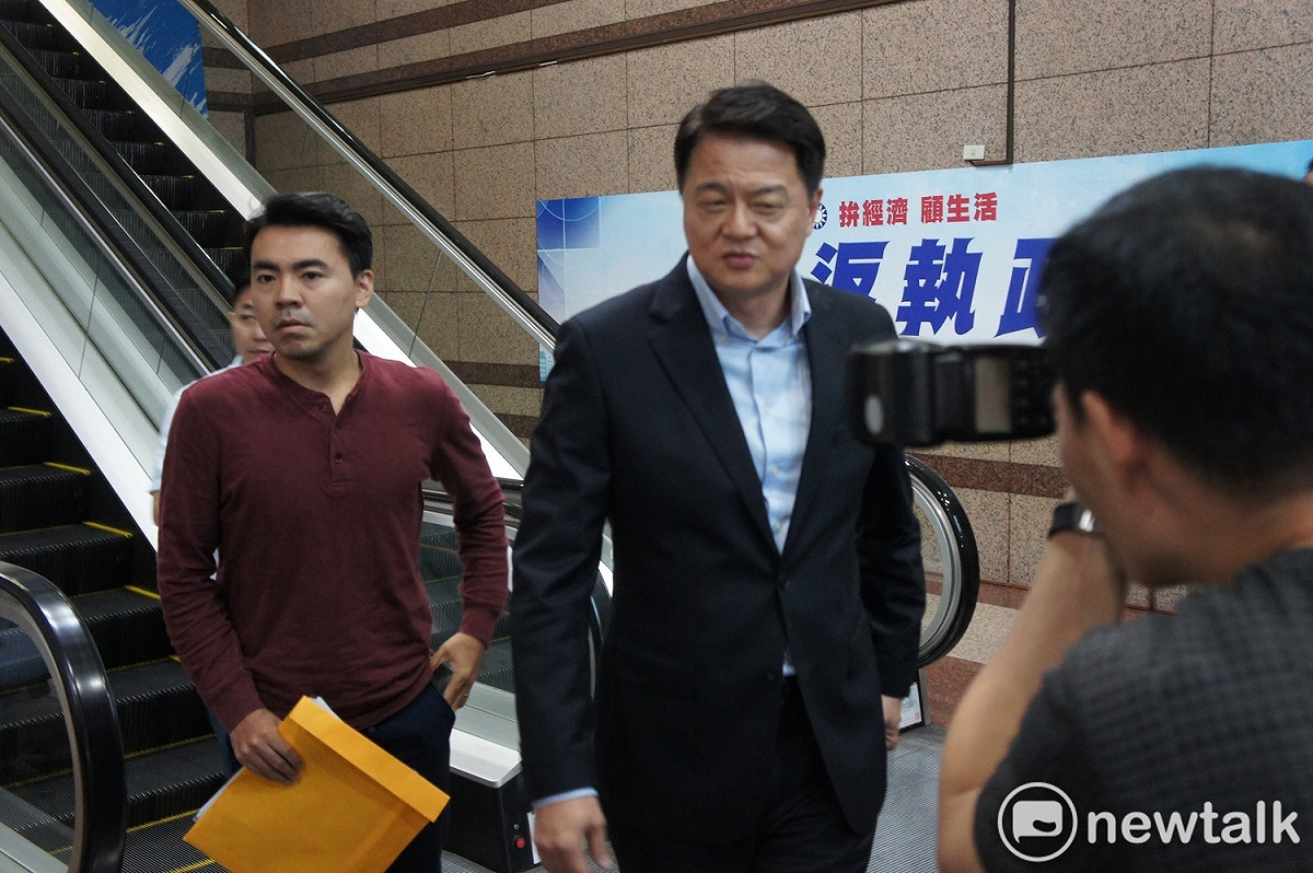 國民黨總統初選參選人周錫瑋（圖中）。 圖：黃建豪/攝