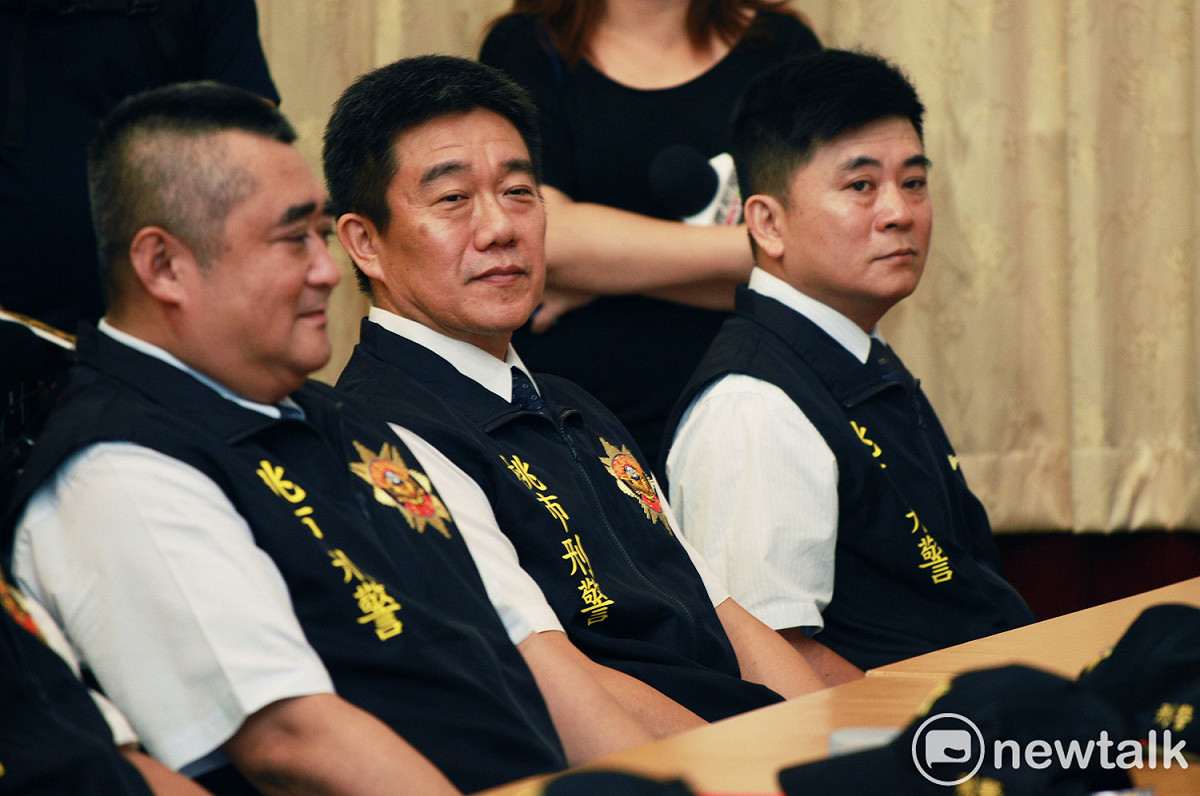 徐國勇表示內政部將同意桃園警分局偵查隊長小隊長王強生(中)、刑警大隊偵一隊小隊長洪俊德破格升職(右)。 圖：林昀真/攝