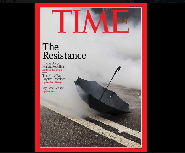 美國《時代雜誌》以「抵抗」（The Resistance）為題報導香港反送中示威，封面照片是一把撐開的雨傘遺落在煙霧瀰漫的街頭。 圖：翻攝TIME臉書