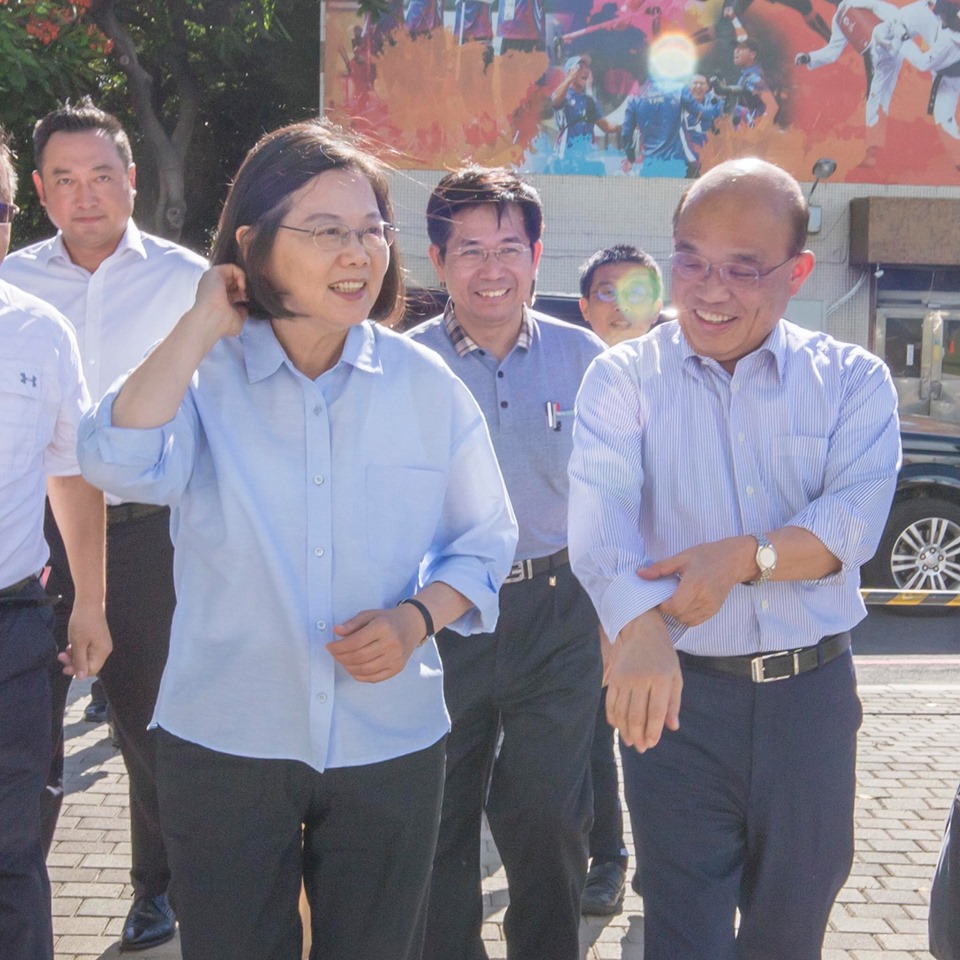 總統蔡英文贏得民進黨總統初選，她今晚在臉書發文感謝行政院長蘇貞昌以及副院長陳其邁率領的行政團隊，讓人民對民進黨重新有感。 圖：翻攝蔡英文臉書
